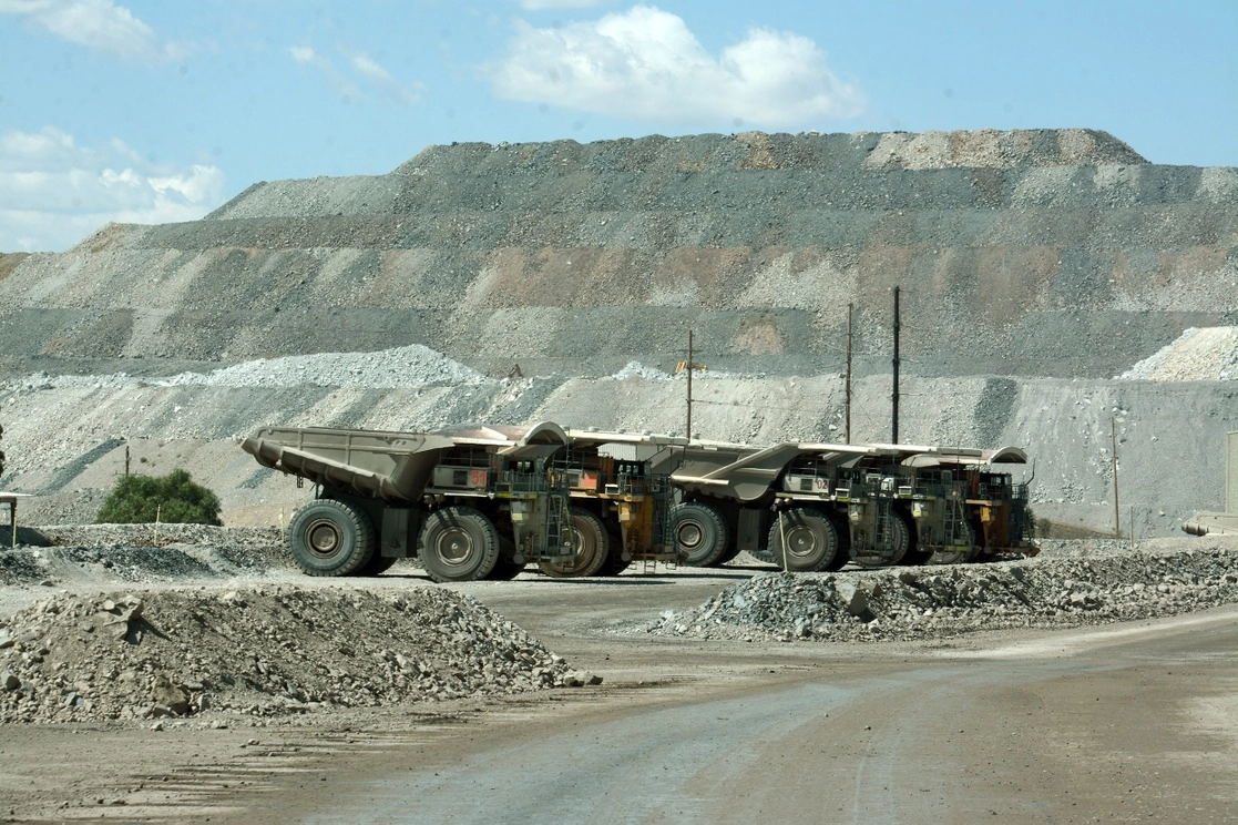 Camiones mineros operando en una mina a cielo abierto